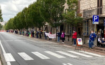 Perugia-Assisi: due catene umane per “ricucire” la società divisa
