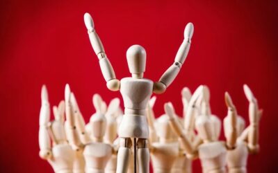 La democrazia sta implodendo nel caos e nel caso?